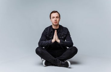 Andrew Rayel digs into the roots of trance music with instant crowd favorite: ‘Stars Collide’!