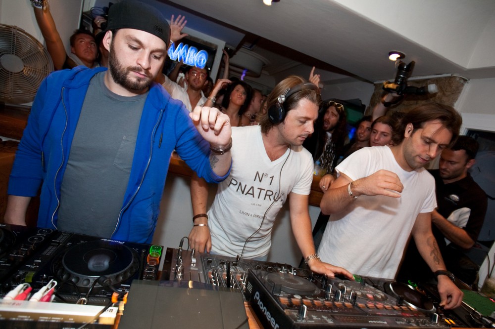 Archivo:Swedish House Mafia playing at Cafe Mambo in Ibiza.jpg - Wikipedia, la enciclopedia libre