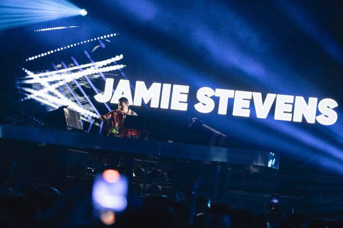 Jamie Stevens teases debut solo LP with powerful ‘Dust’!